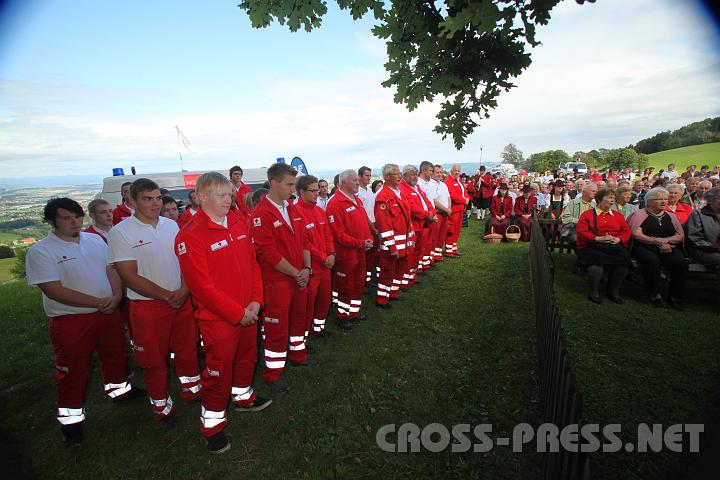 2009.07.19_15.35.12.jpg - Abgesehen von den Diensthabenden, r�ckte die gesamte Mannschaft der RK Bezirksstelle St.Peter aus, um beim Festakt dabei zu sein.