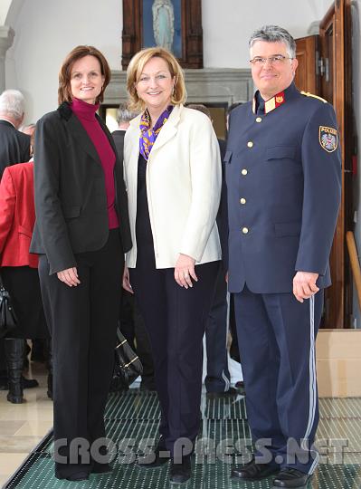 2010.03.12_15.09.48.jpg - Bezirkshauptfrau Mag. Martina Gerersdorfer und Bezirkspolizeikommandant Horst Schmutzer mit Innenministerin Dr.Maria Fekter (Mitte).