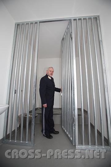 2010.03.12_15.43.30.jpg - Ger�umiges, behaglich geheiztes St�bchen, komfortables Bett, WC inklusive, mit robusten schwedischen Gardinen... ;)