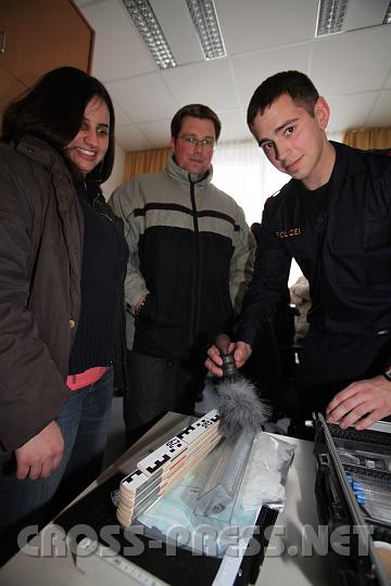 2010.03.12_15.45.39_01.jpg - Den jungen Herrn Inspektor Christoph von CSI-Austria, der in die Fu�stapfen seines erfolgreichen Vaters trat, bewundern Katrin und Albin.  :)