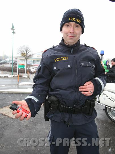 2010.03.12_15.58.02.jpg - Sogar auf dem Pfefferspray sitzt der Bundesadler!