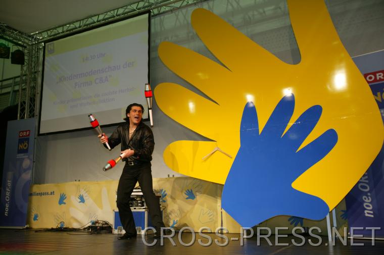 06.11.05_069 Jongleur aus Starkoch Reinhard Gerer's 'Palazzo'.