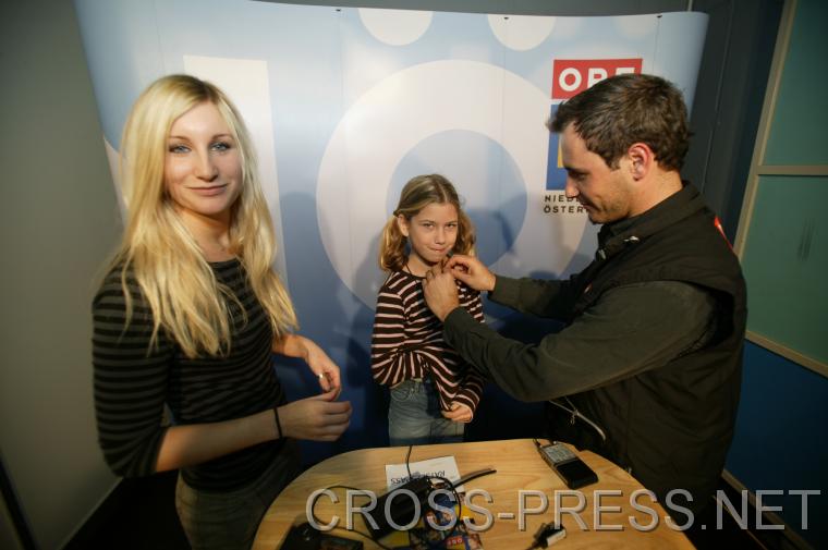 06.11.05_126 Die Kinder hatten die M�glichkeit in die Rolle eines Fernsehmoderators zu schl�pfen.   Dazu baute das N� Landesstudio ein echtes Studio inklusive Regieplatz auf.