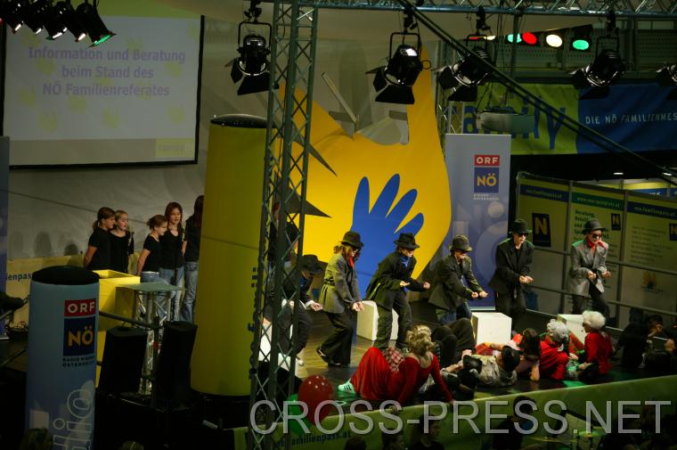 06.11.05_237 'Magic Mozart'. Mit 'Wolferl' durch St�dte und L�nder, und zugleich durch sein Leben vom Kind zum Erwachsenen. Aufgef�hrt von Sch�lern der Musikhauptschule Blindenmarkt unter der Leitung von Michael Garschall. Er ist geb�rtiger Amstettner, Intendant der Oper Klosterneuburg und Gr�nder des Kulturfestivals Herbsttage Blindenmarkt.