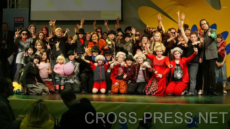 06.11.05_256 Musikhauptsch�ler aus Blindenmarkt, die 'Magic Mozart' auff�hrten, mit LR Mag. Johanna Mikl-Leitner. Gemeinsam mit 'Wolferl' durch St�dte und L�nder, und zugleich durch sein Leben vom Kind zum Erwachsenen. Leitung: Michael Garschall. Er ist geb�rtiger Amstettner, Intendant der Oper Klosterneuburg und Gr�nder des Kulturfestivals Herbsttage Blindenmarkt [www.herbsttage.at].