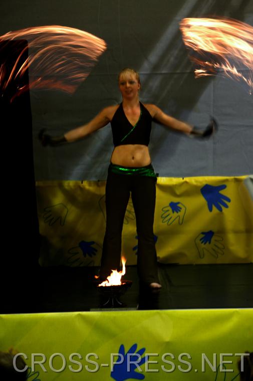 06.11.05_341 Mit einer feurig-erdigen Show von 'Shining Shadows' [www.shining-shadows.at], einer M�dchentanzgruppe, wurde auf die N� Landesausstellung 2007 [www.feuerunderde.at] in Waidhofen/Ybbs und St.Peter/Au hingewiesen.