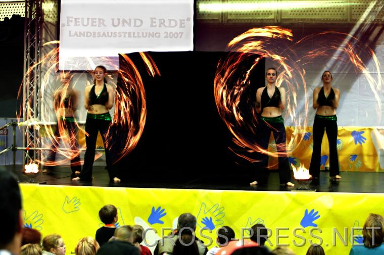 06.11.05_354 Mit einer feurig-erdigen Show von 'Shining Shadows' [www.shining-shadows.at], einer M�dchentanzgruppe, wurde auf die N� Landesausstellung 2007 [www.feuerunderde.at] in Waidhofen/Ybbs und St.Peter/Au hingewiesen.