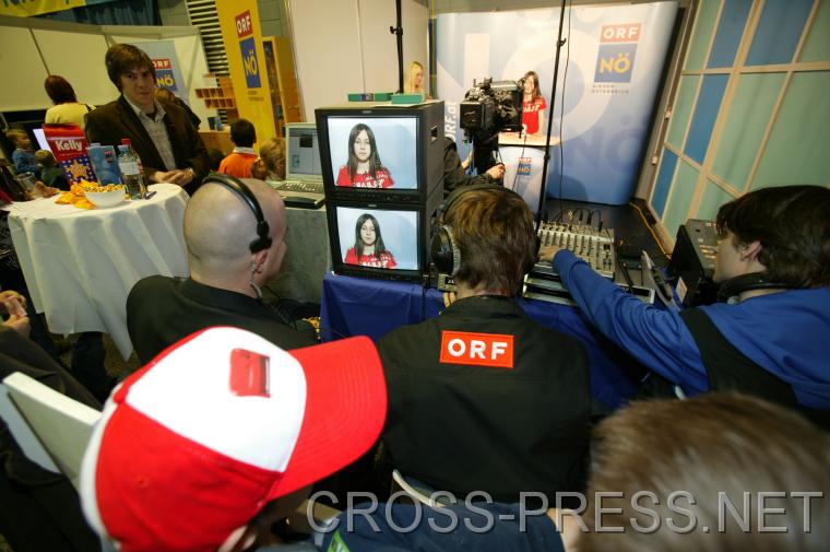 06.11.05_368 Die Kinder hatten die M�glichkeit in die Rolle eines Fernsehmoderators zu schl�pfen.   Dazu baute das N� Landesstudio ein echtes Studio inklusive Regieplatz auf.