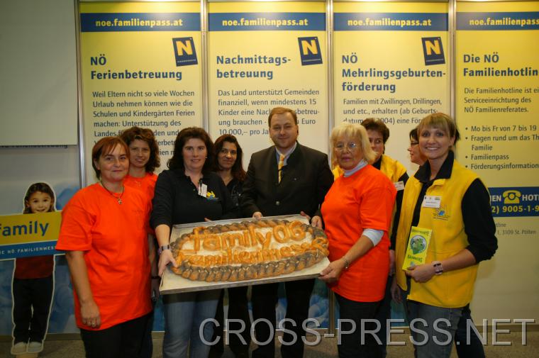 06.11.05_561 Mitarbeiterinnen von 'Via Sacra' (http://www.via-sacra.at) pr�sentieren einen essbaren Schriftzug der Familienmesse.