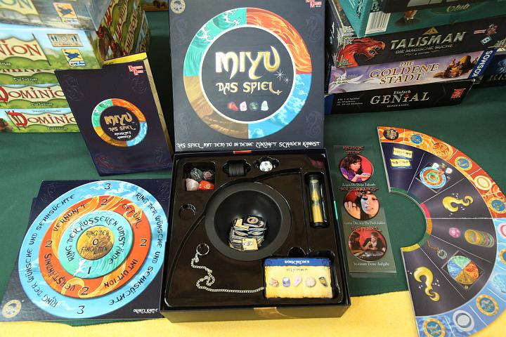 2009.12.08_12.50.19.jpg - Alles was kleine M�dchen brauchen, um Wahrsagerinnen zu werden.  :(((