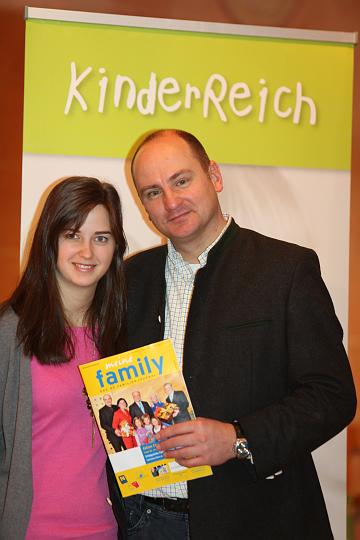 2009.12.08_11.54.51.jpg - DI Johannes Schwarz, Obmann des Vereins "Kinderreich", das Spielefest in Dominikanerkiche organisierte, mit Tochter und Helferin.