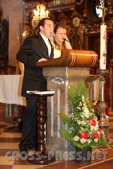 2010.06.05_15.21.58.jpg - Das frisch verm�hlte Brautpaar dankt den G�sten und l�dt zur Agape in den Kreuzgang ein.