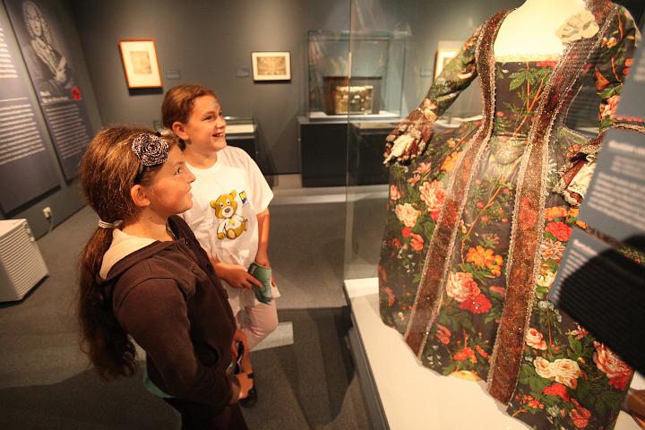 2011.09.17_13.07.20.jpg - NÖ-Mädchen würden sicher auch gerne so ein venezianisches Kleid tragen.  :)