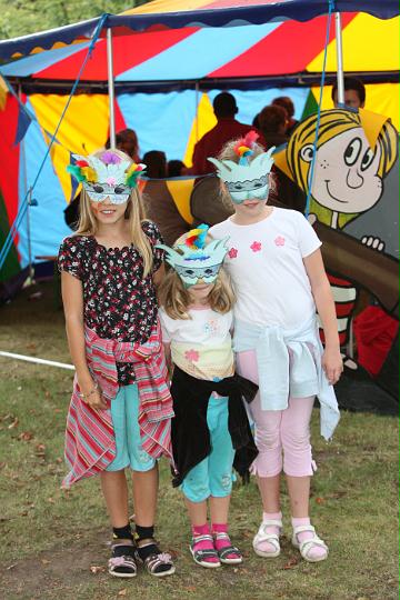 2011.09.17_14.06.19.jpg - Drei hübsch und farbenfroh maskierte Mädchen im Schlosspark, wo es in den zahlreichen Zelten viele Spiel- und Bastelmöglichkeiten gab.