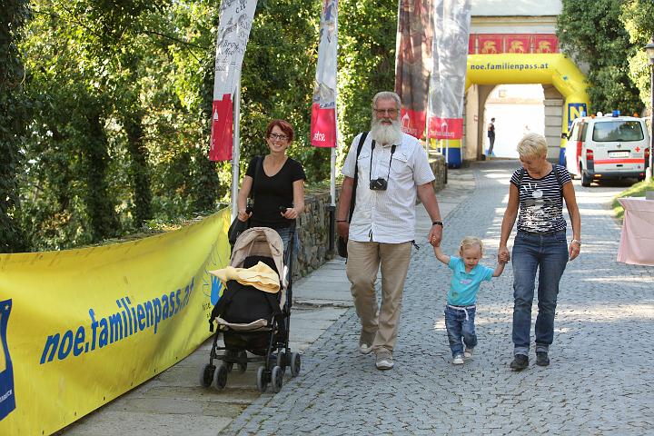 2011.09.17_16.36.04.jpg - Heimkehr nach einem aufregenden NÖ Familienpass-Tag auf Schloss Schallaburg.