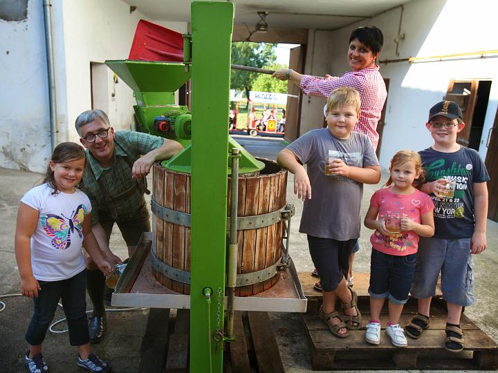 2011.09.25_16.09.05.jpg - Kinder hatten die Möglichkeit, im Handlhof im Krottenthal beim Obstlehrpfad alte Mostobstsorten zu sammeln, in der Mostpresse zu verarbeiten und anschließend ausgiebig zu verkosten. :)  Alfred Luger (links), der "Mostprofi", hat diesen Lehrpfad angelegt. Mit Obstschaufel: Christl Schönbichler vom Handlhof.
