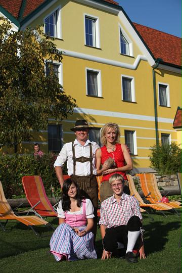 2011.09.25_16.34.28.jpg - Gastgeber der Labstation Kerndlerhof: Johann und Gabriele Kerndler mit Sohn Lukas und seiner Schulfreundin.