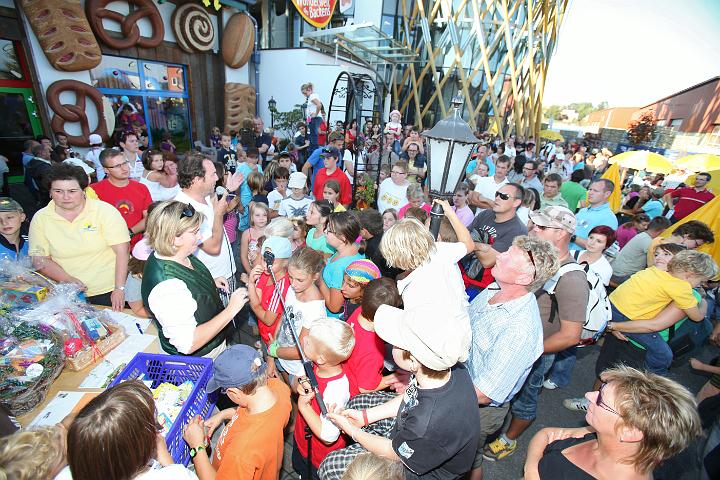 2011.09.25_17.27.44.jpg - Ein großer bunter Andrang beim Gewinnspiel. Teilnahmeberechtigt war, wer entlang der Wanderstrecke die Buchstaben gesammelt und die Lösung: "Erntedank" in seine Gewinnkarte eingetragen hat.