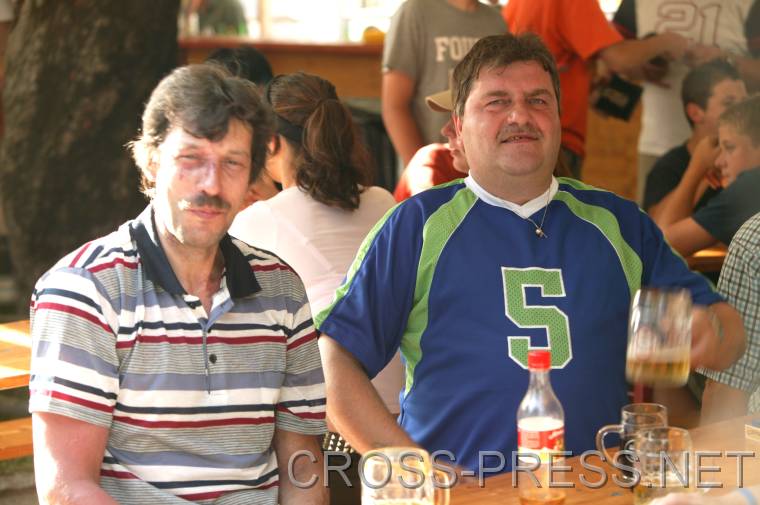 06.06.17_005 Es gibt verschiedenste Sportarten. F�r manche ist es das Bierkr�glstemmen.  ;)