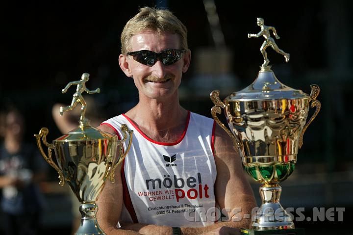 2008.06.21_18.18.26.JPG - "Welchen soll ich gewinnen?"  Die Qual der Wahl f�r Lokalmatador Franz Brenn.  ;)