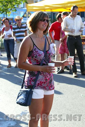 2008.06.21_18.41.17.JPG - Einige gute Feen versorgten die L�ufer mit Wasser.
