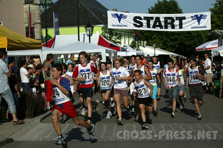 2008.06.21_18.02.29.JPG - Die Sch�ler der Laufklassen 3+4 starten blitzschnell, als ob es nicht noch 3 hei�e Runden zum Laufen g�be.