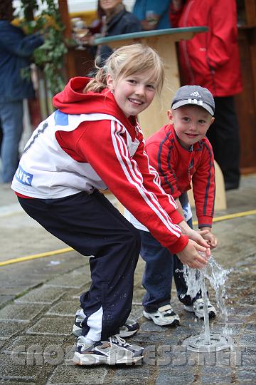 2009.06.20_17.19.40.jpg - Erfrischaung vor der Rennen.