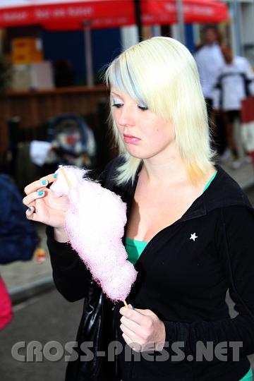 2009.06.20_18.02.29.jpg - Mit t�rkisen Fingern�geln isst man (fr�ulein) nur pinke Zuckerwatte.  :)