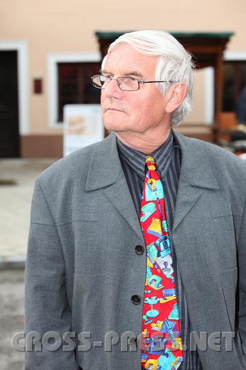 2009.06.20_18.09.36.jpg - Der neue B�rgermeister hat Dank der bunten Krawatte alles unter Kontrolle. :)