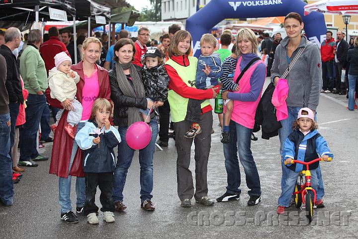 2009.06.20_18.12.56_01.jpg - Das Team vom Eltern-Kind-Zentrum sicherte die Kinderlaufstrecke.  Daniela Schmid mit Nami und Luka, Verena Schaupp mit Lorena, Angela Gruber mit Tim, Lisa und Nicki Kaindl, Tina Haberfehlner mit Nika.
