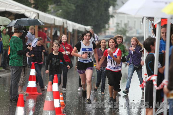 2010.06.19_18.04.43.jpg - Mit einigen L�uferInnen liefen ihre Fans mit.  :)