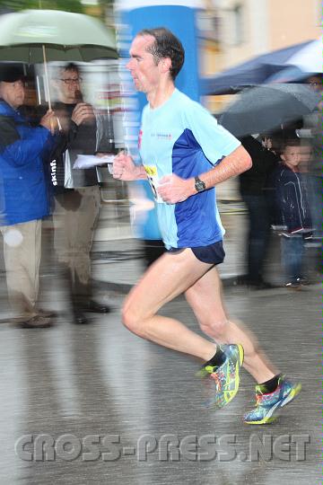 2010.06.19_18.23.47b.jpg - Thomas Teufel, dem Sieger, macht das kalte Na� nichts aus.