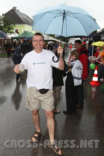 2010.06.19_17.59.22.jpg - He, Helfi, Dein Bier wird verw�ssert ! ;)