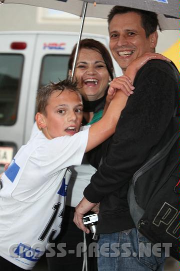 2010.06.19_18.03.24_01.jpg - Papa's Schulter ist noch immer der beste Boxenstopp.  ;)