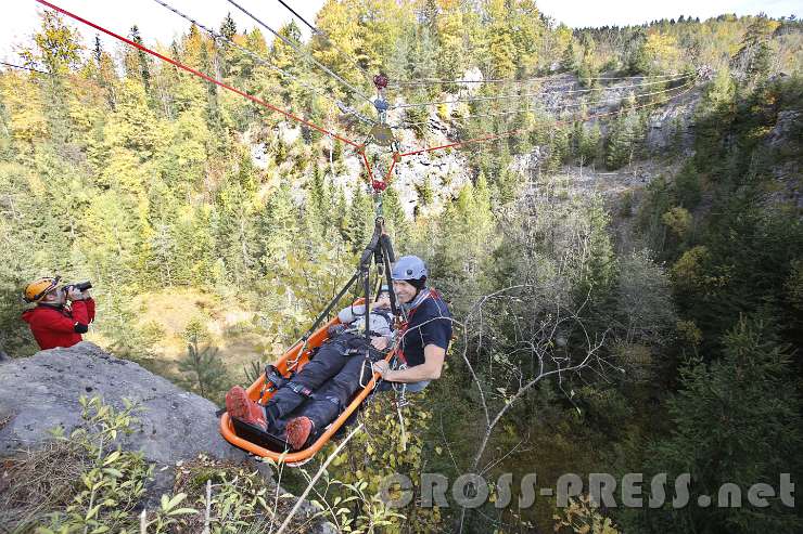 2015.10.25_13.37.24_00.JPG - Rettungs-Seilbahn mit 4 übereinander stehenden Seilen.