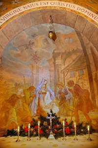 Bethlehem zu Schönbühel 1668 - 1674 ließ Graf Starhemberg in den Felsen hinein die Geburtskirche von Bethlehem maßstabgetreu nachbilden.