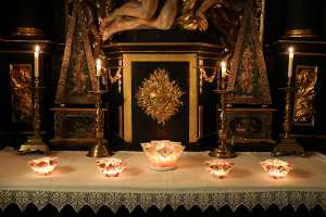 Rorate-Messe im Stift Seitenstetten Mit Kerzen beleuchteter Seitenaltar in der Stiftskirche Seitenstetten.