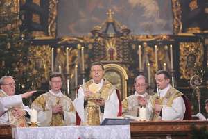 Pontifikales HochAmt am Christtag mit live ORF/ZDF Übertragung Doxologie beim pontifikalen Hochamt am Christtag 2012. V.l.n.r. Pfarrer P. Michael Prinz, Diakon P. Dominik Riegler, Abt Berthold Heigl, Diakon P.Vitus...