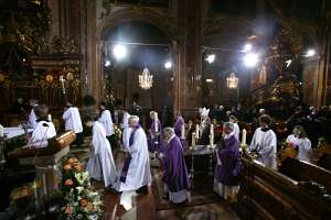 Requiem für Ministerin Prokop Einzug der Zelebranten mit Bischof Küng.