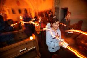 JugendVesper Beim Auszug mit den Kerzen.