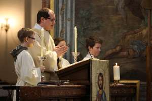 Abt Petrus AmtsÜbernahme Das Evangelium wird von P.Vitus vorgetragen.