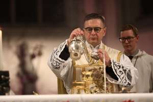 Christmette mit Pfarrer Vidović Inzensierung des Altares