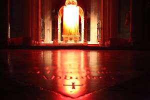 Nacht-Motive Durch den Fastentuch bekommt die Stiftskirche eine mystische Färbung.